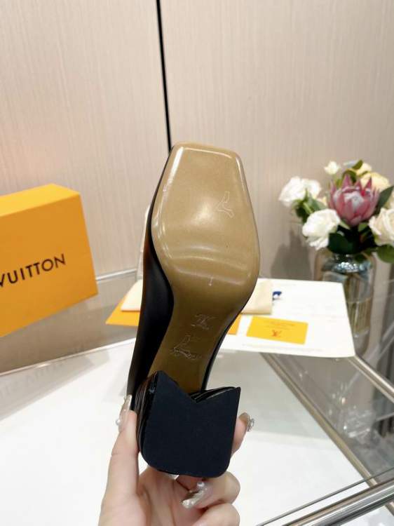 Picture of Louis Vuitton Shoes _SKULVsz35-419cmmnf036213581